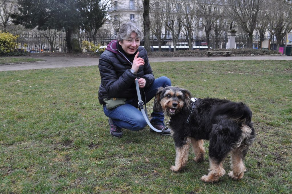 Stéphanie Couteau et Kiara dans un parc